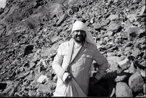 صورة نادرة للدكتور إبراهيم الجعفري وقد انكسرت يده اثناء موسم الحج