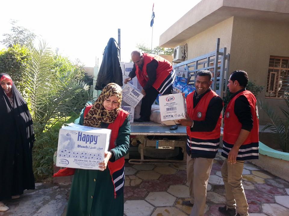 جمعية الهلال الاحمر توزع مواد غذائية ومساحيق لشديدي العوق في كربلاء