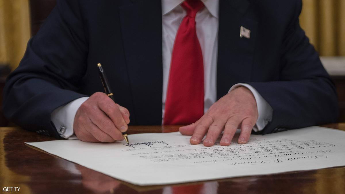 ترامب يوقع أول أمر تنفيذي عقب تنصيبه