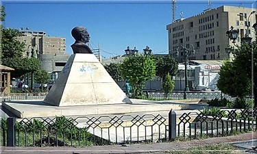 سرقة رأس عميد الادب طه حسين من أشهر ميادين مدينة المنيا المصرية