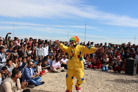 الامل في كركوك تقوم بحفل ترفيهي للأطفال في مخيم نزراوة