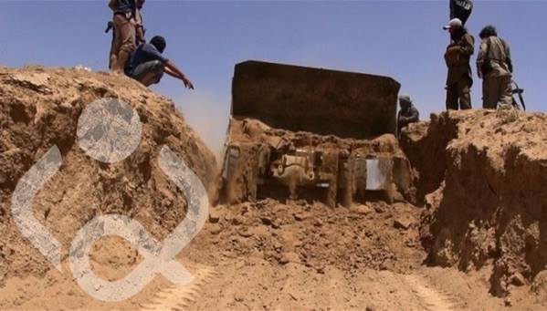بالصورة شرطة عامرية الفلوجة: داعش يحفر الخنادق حول محيط الناحية خوفاً من القوات الأمنية