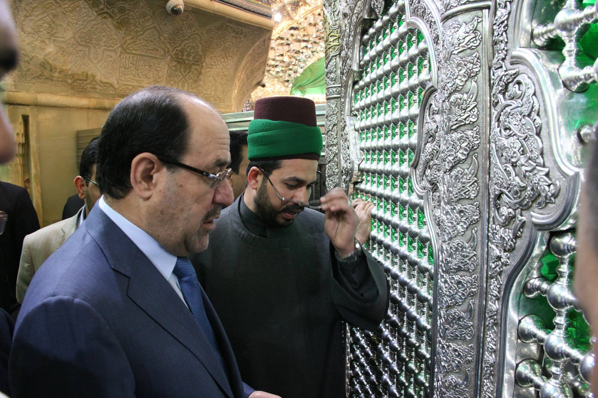 بالصور:نائب رئيس الجمهورية يزور مرقد الامام الحسين عليه السلام