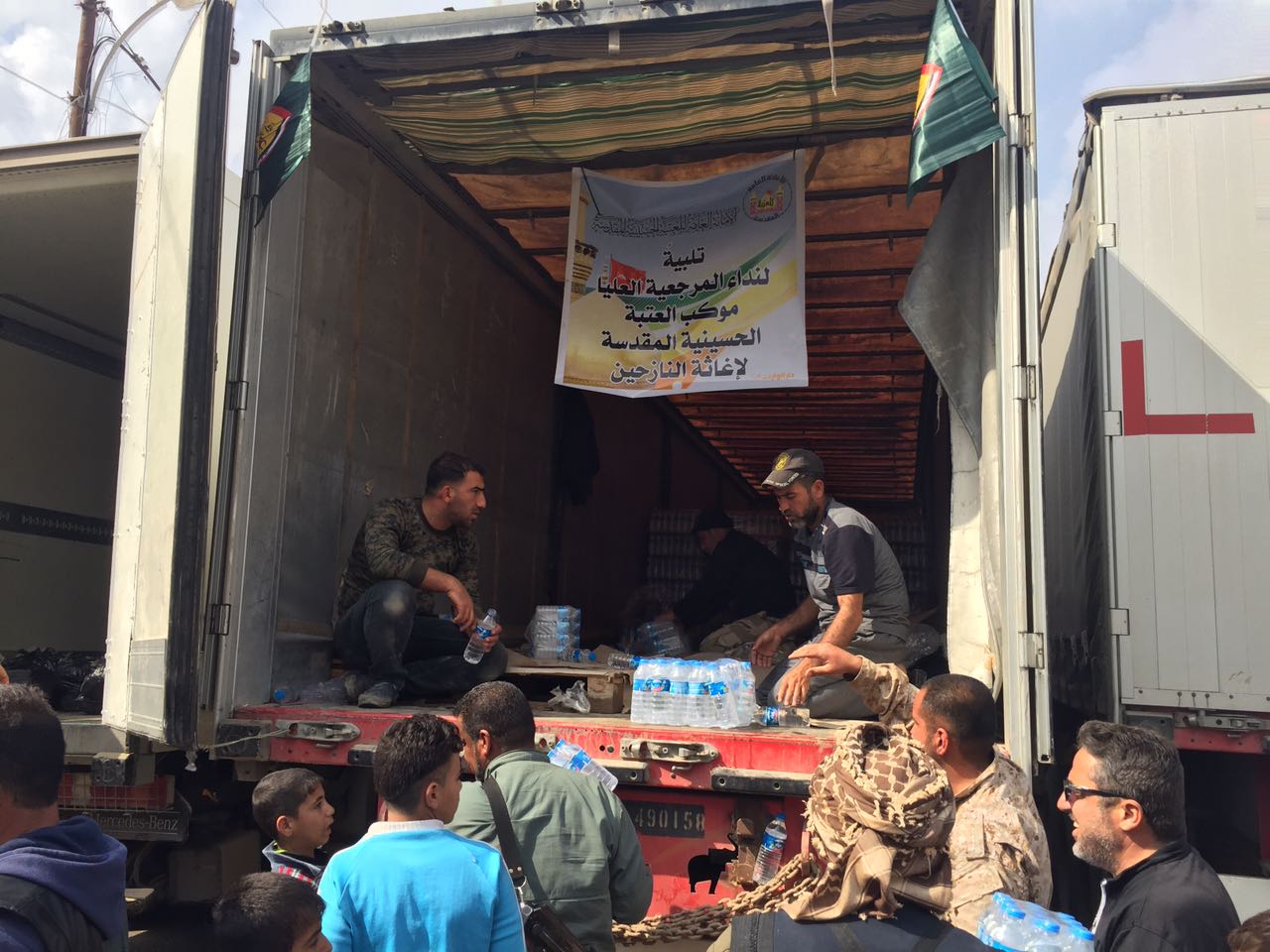 العتبة الحسينية توزع المساعدات الانسانية داخل الاحياء المحررة في ايمن الموصل (مصور)