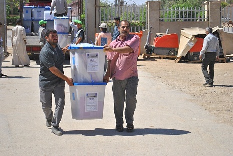 عدسة نون ترصد اشخاصا ينقلون صناديق الاقتراع لايرتدون ملابس او باجات المفوضية (مصور)