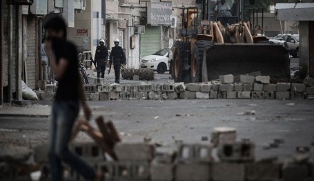 وزيران بحرينيان يهاجمان مدرسة ووقوع اصابات