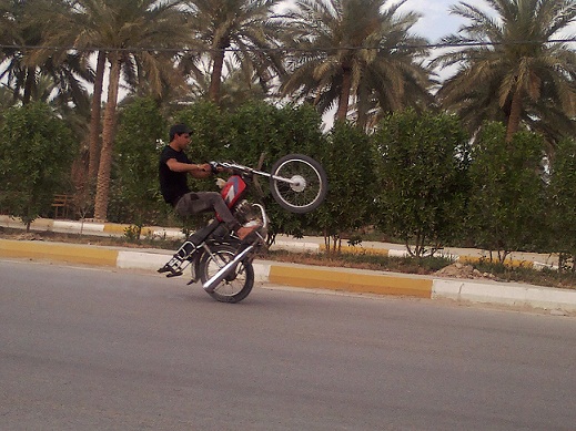 مراهقون يستعرضون بدراجاتهم النارية في شوارع كربلاء دون محاسبة من قبل الاجهزة الامنية