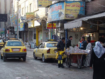 السيدة زينب:المحلات تفتح ابوابها واشتباكات قرب مرقد حجر بن عدي  وتعرض سور المرقد لاذى مع تصفية للعناصر الارهابية هناك
