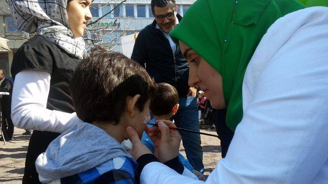 التلفزيون السويدي ::ينشر تقريرا عن جزء من احتفال الجالية الاسلامية في السويد بميلاد الزهراء (ع) جاء فيه - مرفق بصور