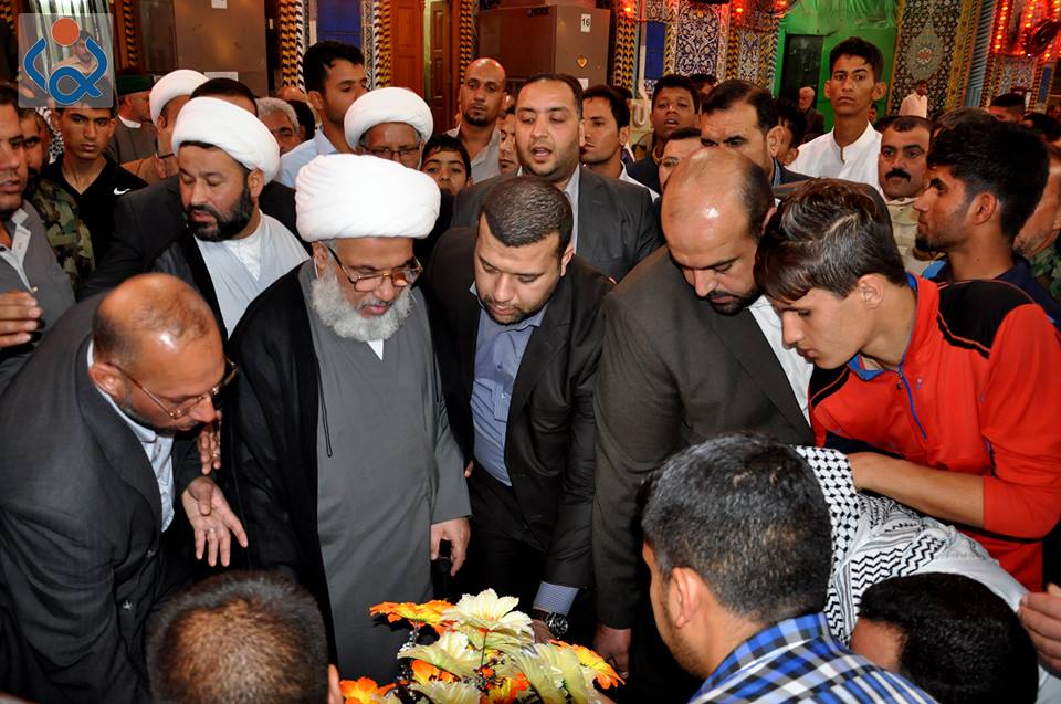 ممثل المرجع السيستاني في كربلاء يشارك بتشييع احد شهداء بيجي(مصور)