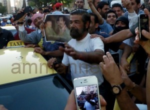 البعثيون في الاردن يرفعون شبيه صدام حسين أمام السفارة العراقية+صورة