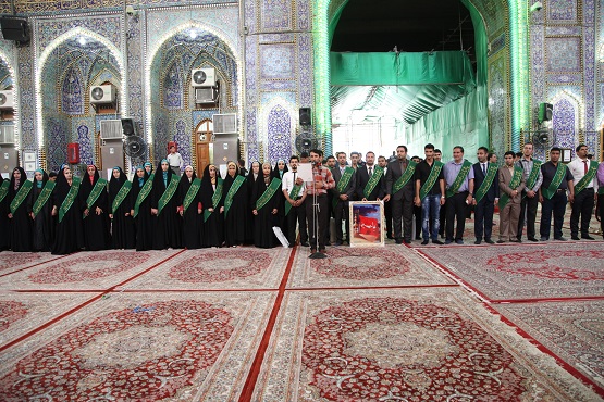 خريجو كلية الصيدلة جامعة المستنصرية ترددون قسم ولاء الوطن والمهنة داخل الصحن الحسيني الشريف