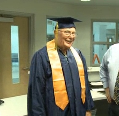 تخرج من الثانوية في عمر الـ84