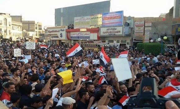 متظاهرون يقتحمون مجلس محافظة ذي قار