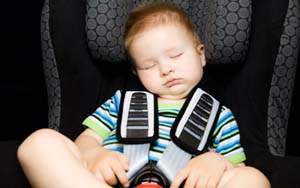 وفاة طفل نسيته أمه داخل السيارة