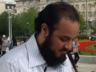 شابان من العراق يضربان الداعية السعودي العريفي بالحذاء وسط لندن لتحريضه على الارهاب