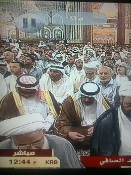 شيوخ الانبار يصلون في الصحن الحسيني الشريف بامامة ممثل المرجع السيستاني (مصور)