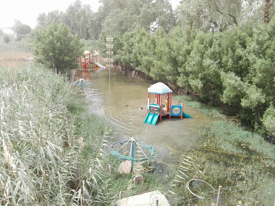 ارتفاع منسوب شط الهندية في كربلاء يعّرض متنزهات الاطفال الى الغرق (مصور)