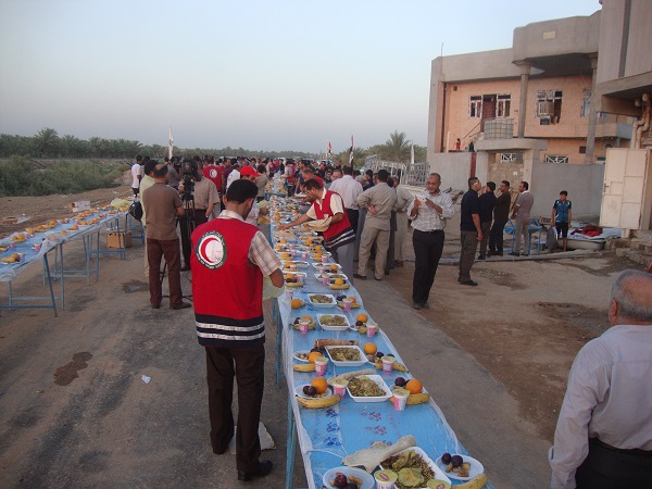 جمعية الهلال الاحمر العراقي تقيم مأدبة أفطارل(1200)شحص من  العوائل النازحة في كربلاء