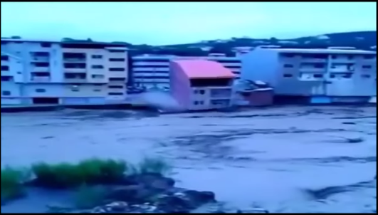 بالفيديو: إنهيار مباني بشكل كامل إثر فيضانات في إيران