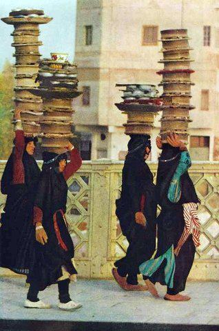 صورة ارشيفية نادرة لبائعات الروبة في بغداد منتصف ستينات القرن الماضي