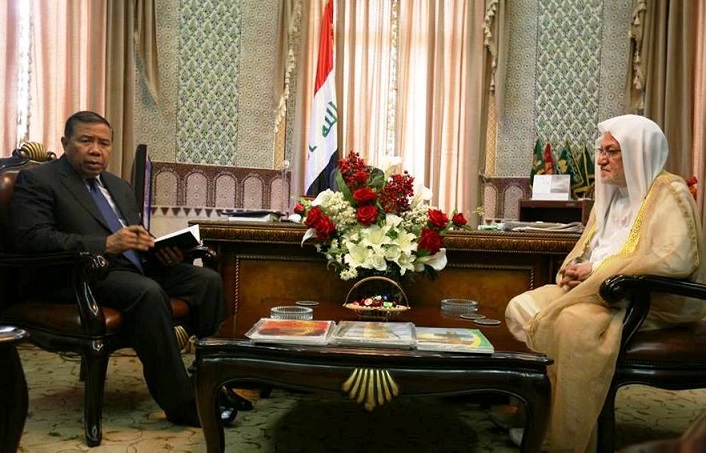 رئيس ديوان الوقف الشيعي يستقبل السفير الاندونيسي في مكتبه