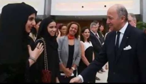 شاهد ماذا فعل وزير خارجية فرنسا عندما رفضت فتاة مسلمة مصافحته ؟!!!+صورة