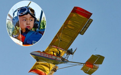 طفل يقود طائرة لمدة 35 دقيقة