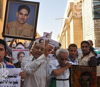 انصار الزعيم عبد الكريم قاسم يتظاهرون في شارع المتنبي احتجاجا على قرار "مؤسسة الشهداء باعتباره "متوفيا"