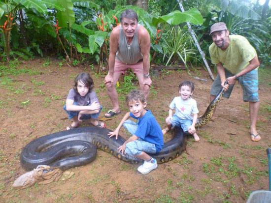 بالفيديو: رجل يصطاد "أناكوندا عملاقة" بيدين عاريتين