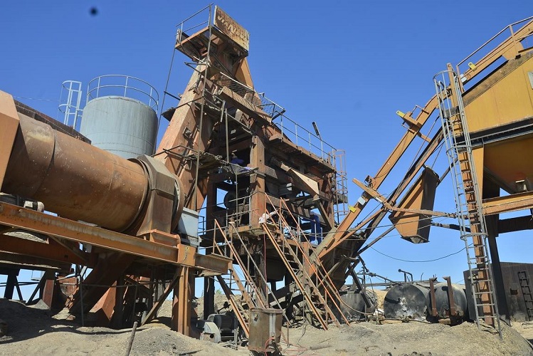 بلدية كربلاء تستأنف العمل بتشغيل معمل الاسفلت