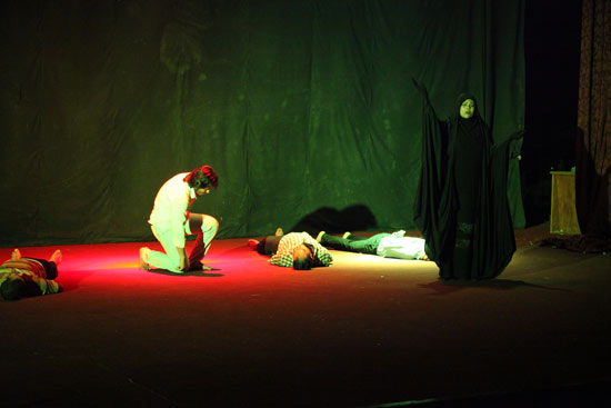 لمناسبة اربعينية شهداء النخيب عرض مسرحي في كربلاء يخلد ذكرى الشهداء(مصور)