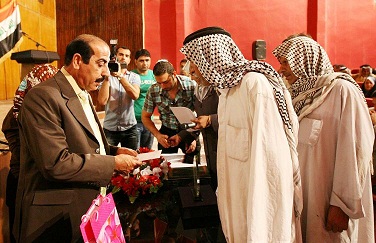 الوقف الشيعي يوزع إعانات مالية على عوائل الشهداء بمناسبة عيد الأضحى