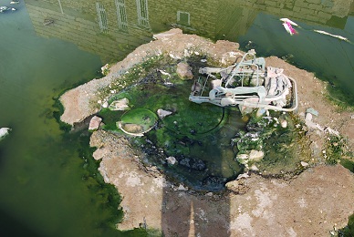 كربلاء: طفح للمجاري عمره اكثر من عام واهالي المنطقة يستغيثون ..انقذوا اطفالنا  (مصور)