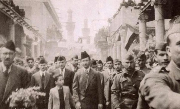 صورة ارشيفية للملك فيصل وخاله الوصي عبد الله في اسواق كربلاء