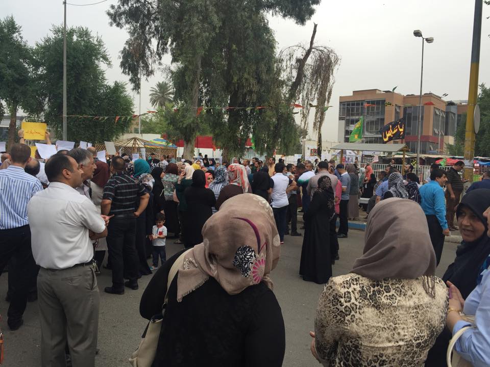 بالصور: أساتذة وموظفي جامعة النهرين يتظاهرون احتجاجا على سلم الرواتب الجديد