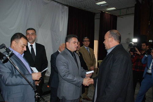 581 متضرر من ضحايا الارهاب والاخطاء العسكرية يتسلمون تعويضات (1,633,000,000 ) مليار دينار في النجف الاشرف