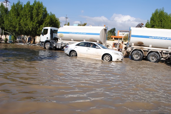 بالصور:عمليات سحب مياه الامطار في كربلاء ما تزال مستمرة