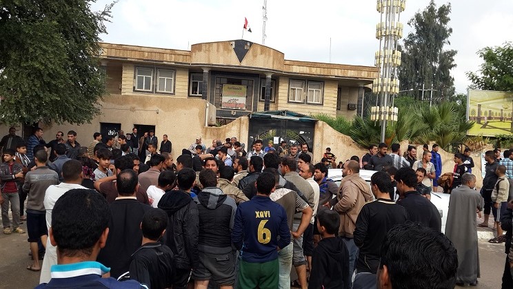 تظاهرات واعتصامات ضد سوء الخدمات في قضاء الهندية شرقي كربلاء (مصور)