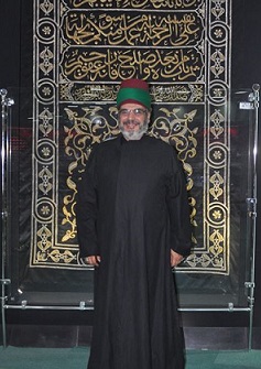 السيد حسين نصر الله شقيق امين عام حزب الله اللبناني يزور مرقد الامام الحسين عليه السلام ويلبس عمامة السادة الخدم(مصور)