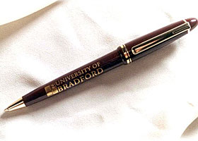 ابتلعت “قلماً” قبل ربع قرن واستخرج صالحاً للكتابة