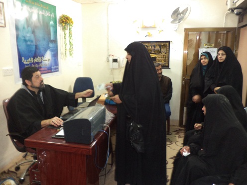 مدير مركز الاعلام العراقي في واشنطن يشارك بتوزيع منح مالية للايتام في كربلاء (مصور)