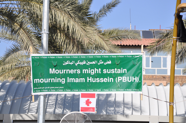 بالصور:مبادئ واهداف الثورة الحسينية الخالدة بلغات عالمية مختلفة تنتشر في بين الحرمين وسط كربلاء