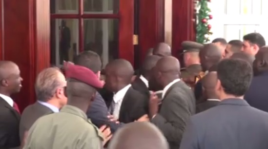 اشتباك بالأيدي بين حرس السيسي وحرس الرئيس الأوغندي