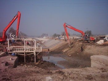 بدء العمل بازالة الترسبات والنباتات من اجل كري نهر الهندية في كربلاء