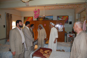 العتبة الحسينية توزع مبالغ نقدية للعاملين على خدمة ذوي الاحتياجات الخاصة في كربلاء