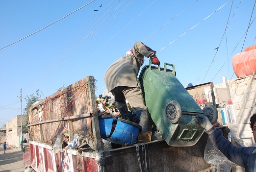 تقرير مصور عن عمل مقاولي التنظيف في احد مناطق كربلاء