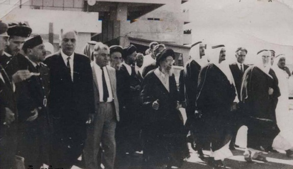 صورة ارشيفية لاستقبال أمراء ال سعود لأكبر علماء الشيعة في  احد مطارات المملكة قبل اكثر من نصف قرن