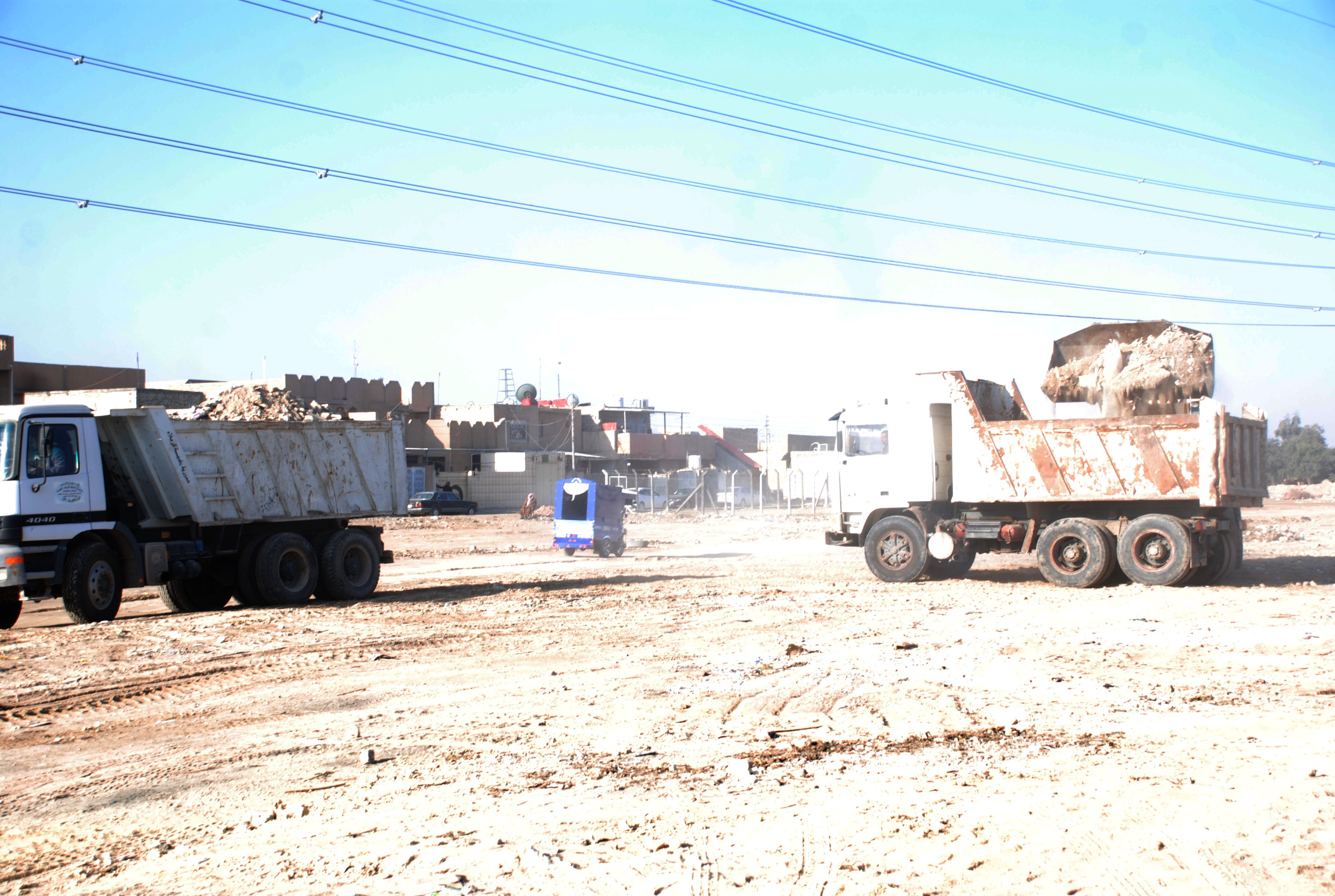 كربلاء :آليات التنفيذ المباشر والبلدية ترفع مايقارب 8300 طن من الأنقاض خلال 5 أيام