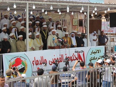 رشق النائب احمد العلواني بالاحذية وضرب سعيد اللافي العصي من قبل متظاهرين في الانبار